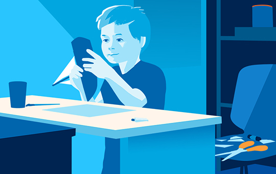 Grafik in Blautönen, die einen kleinen Jungen beim Basteln am Schreibtisch in seinem Kinderzimmer zeigt.