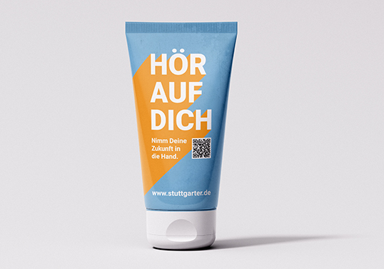 Eine Handcreme Verpackung, die mit "Hör auf dich" gebrandet ist. Der Hintergrund ist grau.